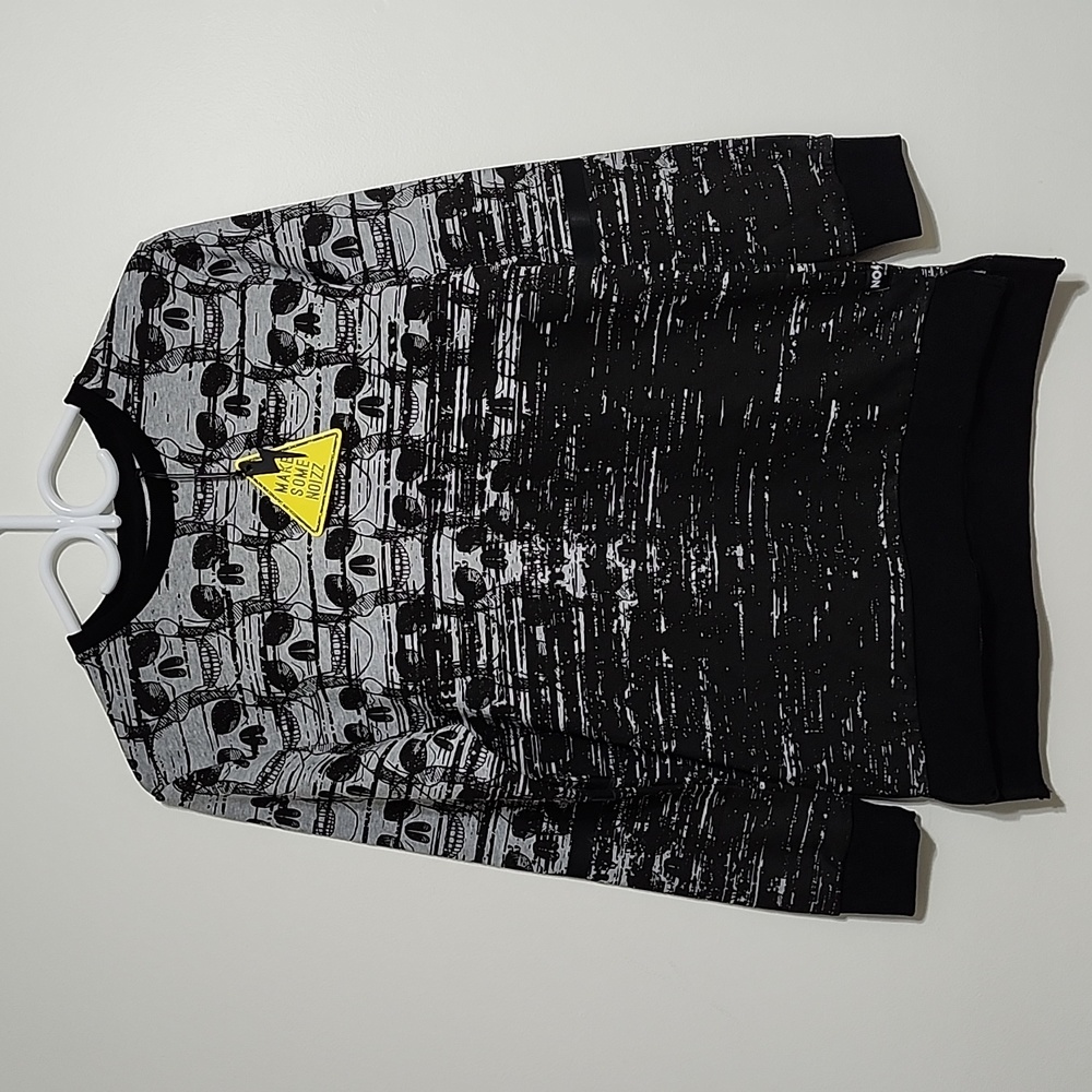 Make some noizz sweater top great for october/ Halloween